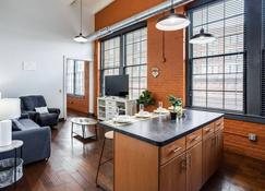 NY Style Centric Loft with King Bed by Park av - Rochester - Wohnzimmer