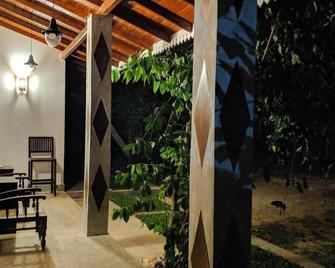 Calm House - Nature inspired private stay Mirissa - Mirissa - Patio