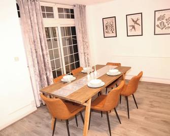 Star London Golders Rise Luxury 4-Bed Oasis with Garden - London - Dining room