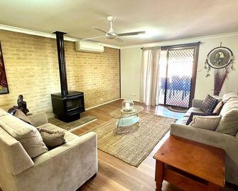 Bignell Family Home-Stay - Broadwater - Living room