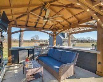 Rest & Relax: Tennessee Home w/ Patio & Fire Pit - Springfield - Balcón