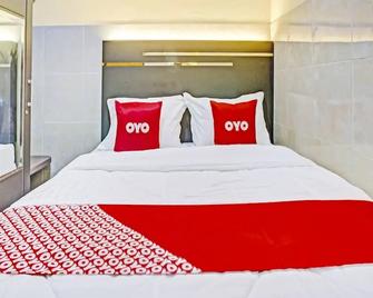 OYO Life 90737 Losmen Aini Syariah - Batu - Camera da letto