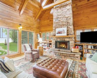 Lakefront home with Platte Lake views - private dock, kayaks & paddleboards - Beulah - Sala de estar