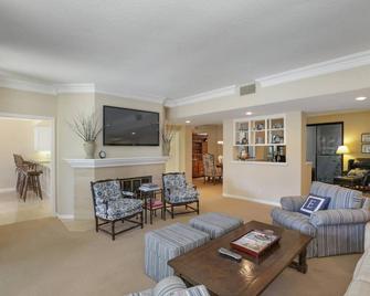 High End Amenities, 2 King BRs, each w/ Private Bath, Gated Community, Private Patio in Sea Island - Newport Beach - Living room