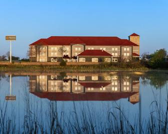 La Quinta Inn & Suites by Wyndham Shawnee - Shawnee - Building