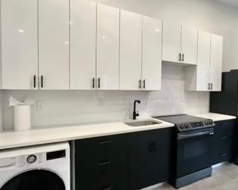 Cozy 1-bedroom apartment in tranquil Frenchtown with AC - Frenchtown - Cocina