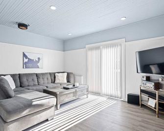 Garibaldi 10 | Modern | Dog Friendly Getaway - Garibaldi - Living room