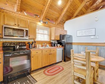 Honey Bear Pause: Rural Escape w/ Porch & Hot Tub! - Townsend - Kitchen