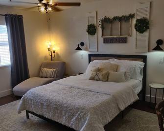 Quiet Peaceful Sunshine Filled Home - Coppell - Bedroom