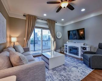 Big Al's Den - Tuscaloosa - Living room