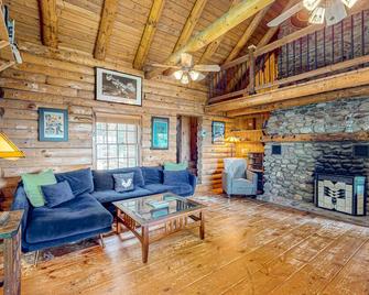 Idyllic dog-friendly cabin with mountain view, lovely deck & firepit - Hyde Park - Sala de estar