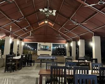 Aita River Resort - Kotdwāra - Restaurante