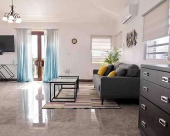 Thrush Nest View Studio Apartment - The Valley - Living room