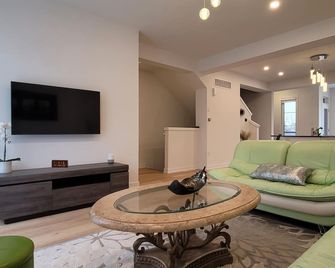 Escape to our chic casita where modern comfort meets serene surroundings. - Cambridge - Living room