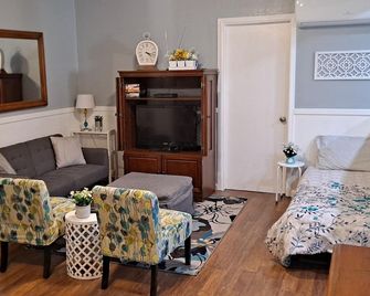Guesthouse/apartment 5 minutes from Hospital, convenient center, and freeway - Візалія - Вітальня