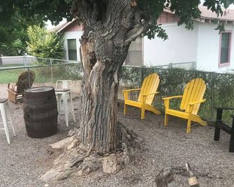 Crossbuck Corner - Depot 189 - All Aboard! - Вікенберг - Патіо