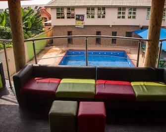 Vertical View Hotel - Ikorodu - Balcón