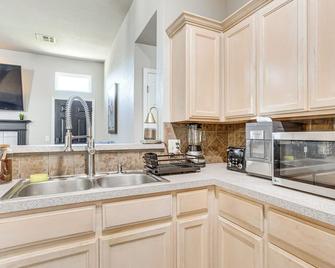 14 Mi to Dtwn OKC: Edmond Gem w/ Fenced Yard! - Edmond - Küche