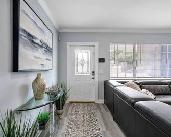 Serene Oasis - Pool, Mins to DT and Beaches - West Palm Beach - Living room