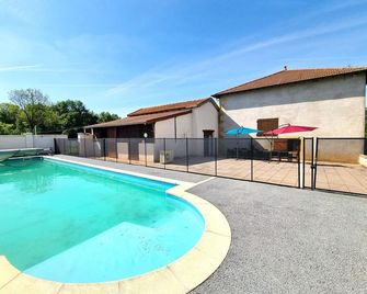 Peaceful house, pets allowed - 15 guests - Saint-Nizier-sous-Charlieu - Zwembad