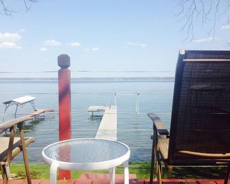 1 bed/ba lakeside cottage, large deck, west side of Seneca Lake. Pet Friendly! - Penn Yan - Parveke