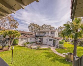 Cozy, private condo right in the village - just steps from the beach - Carlsbad - Building