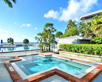 Beachfront 2bdr Condo, Pool & Hot Tub W/ Ocean Views | Papaya Place by Avantstay - Key West - Piscina