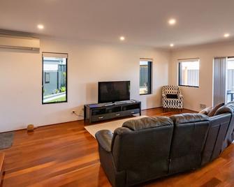 Hollow Beach House - Bunbury - Bunbury - Living room