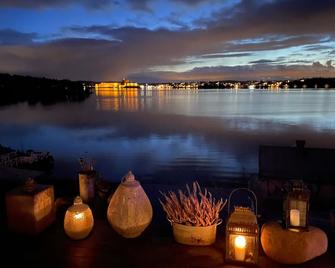 Stockholm.fantastic lakeside plot with sauna and Jacuzzi for 10 people - Vaxholm - Balkon