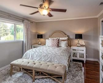 Luxurious 5-bedroom Retreat: Your Ultimate Escape Awaits! - Adel - Bedroom