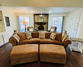 Cozy Home at the Rez!️ Pet Friendly! - Brandon - Wohnzimmer