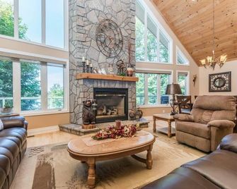 Stewart Lake Retreat all the bells and whistles! - Mactier - Living room