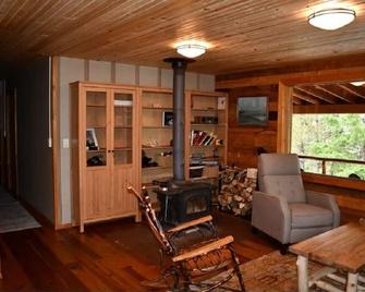 Secluded Log Cabin with View of Beaver Ponds - Twin Lakes (Lake County) - Sala de estar