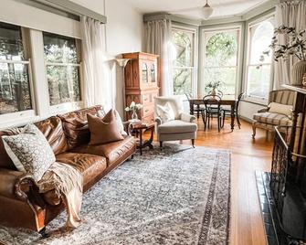 Woolrich Historic Garden Accommodation - Olinda - Living room