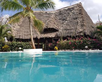 Holiday Homes Elicriso Malindi - Malindi - Piscina