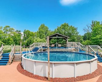 Spacious 5-bedroom lodge on 35 acres with pool house, pool, 2 ponds, waterfall! - Painesville - Zwembad