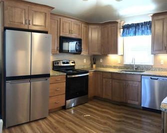 Soundside Waterfront w/ Kinnakeet Pool, Pickleball & Tennis- Kayaks Included - Avon - Kitchen
