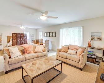 Gary Vacation Rental Less Than 1 Mi to Indiana Dunes NP! - Gary - Living room