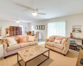 Gary Vacation Rental 1 Mi to Indiana Dunes NP! - Gary - Sala de estar