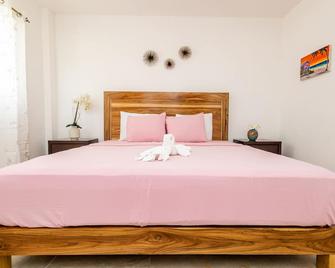 Spotless 3 BRs house w/ pool - Coxen Hole - Bedroom