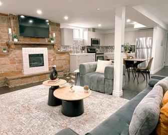 Stylish, Spacious & Clean Guest-home - Newmarket - Living room