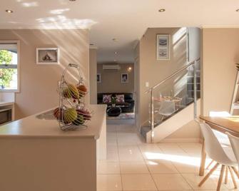 Great Location On Gilbert Central - New Plymouth - Living room