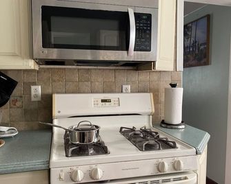 Spacious 1 bedroom suite,walk to beach, train, near JFK airport. - Queens - Kitchen