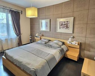 4-bedroom house with pool and jacuzzi - Vallet - Habitación