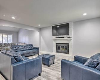 Modesto Home with Deck - 2 Mi to Vintage Faire Mall - Modesto - Living room