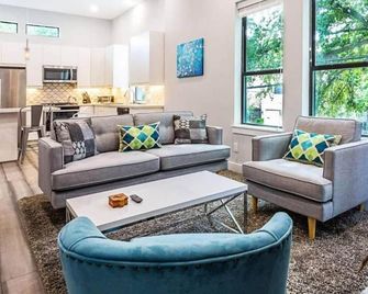 Montrose Guesthouse Suites by Dunyha - Houston - Sala de estar