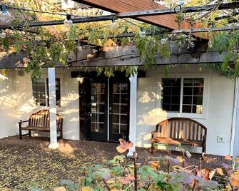 Rubyjune Inn - White Salmon - Patio