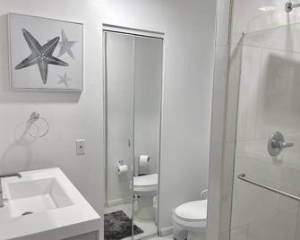 Beautiful Relaxing 3 Bedroom & 2 Bathroom Home - North Lauderdale - Bathroom