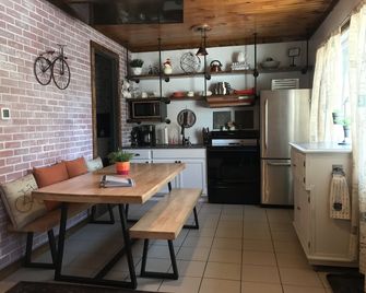 The Industrial Suite 2 Bed 1 Bath Cabin Near Trails and Big Manistee River! - Wellston - Cocina