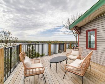 Deck w/ Lake Barkley Views: Spacious Family Home! - Eddyville - Balkon
